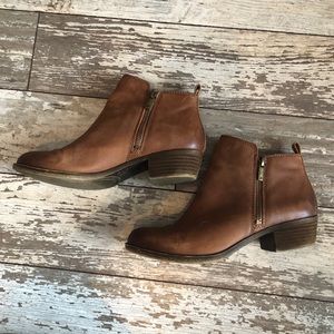 Super cute vintage looking brown booties!